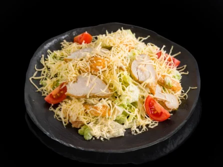 Салат цезарь с курицей